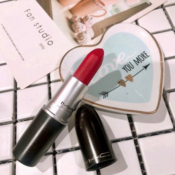 MAC Ruby Woo Lipstick | 1PC | Red - Picture 2 of 4